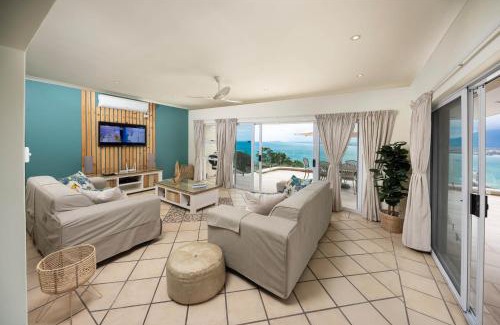 Mountainside Apartment | 'Harbour Views' - 2 bedroom, sleeps 4 with private pool and large veranda!
