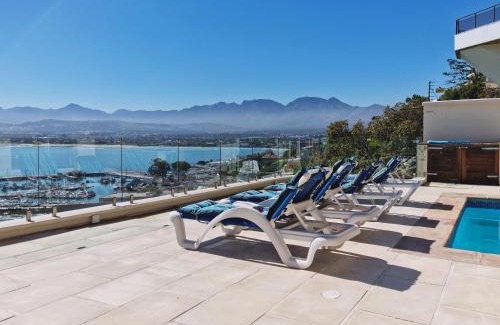 Mountainside Apartment | 'Harbour Views' - 2 bedroom, sleeps 4 with private pool and large veranda!