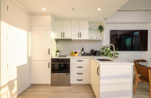 Auckland Central Business District Apartment | Harbourfront Elegance with Carpark