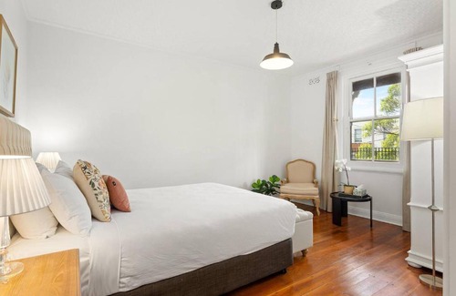 Millers Point Apartment | Harbourfront meets Heritage Chic near Barangaroo