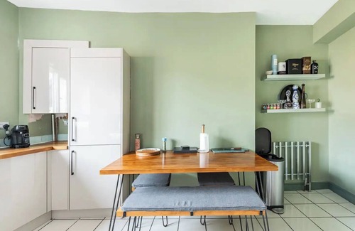 Clifton Apartment | Harbourside Haven: Stylish Retreat in Hotwell