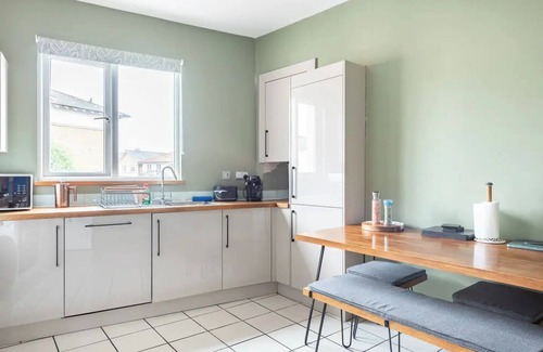 Clifton Apartment | Harbourside Haven: Stylish Retreat in Hotwell