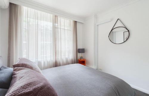 Elizabeth Bay Apartment | Harbourside Style, 2 Bed, A/C, Pool -Elizabeth Bay