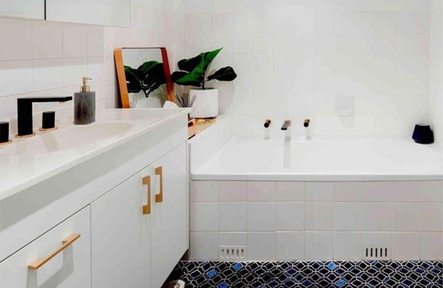 Elizabeth Bay Apartment | Harbourside Style, 2 Bed, A/C, Pool -Elizabeth Bay