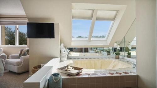 Shelter Cove Villa | Harbourside Villa Steps to Shops Dining & Marina