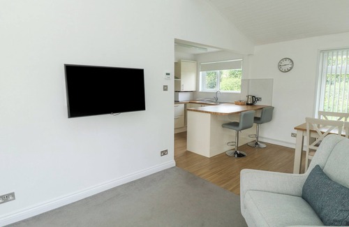 Heligan House | HARCOMBE HOUSE BUNGALOW 1, pet friendly, with pool in Chudleigh