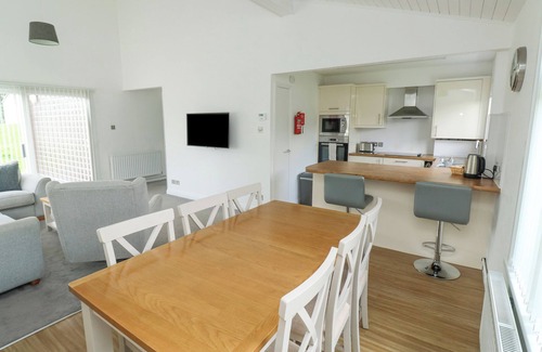 Heligan House | HARCOMBE HOUSE BUNGALOW 1, pet friendly, with pool in Chudleigh