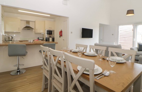 Heligan Cottage | HARCOMBE HOUSE BUNGALOW 6, family friendly, with pool in Chudleigh