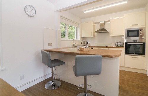 Heligan Cottage | HARCOMBE HOUSE BUNGALOW 12, family friendly, with pool in Chudleigh