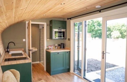 Foolow Cabin | Hare’s Retreat - (Middle Cabin) - sleeps 2 guests in 1 bedroom