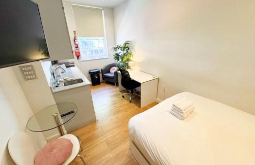 Bristol Floating Harbour Apartment | Harford House Studios 25 - Hopewell
