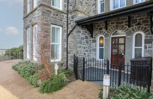 Harlech House | Harlech Apartments - Gwern