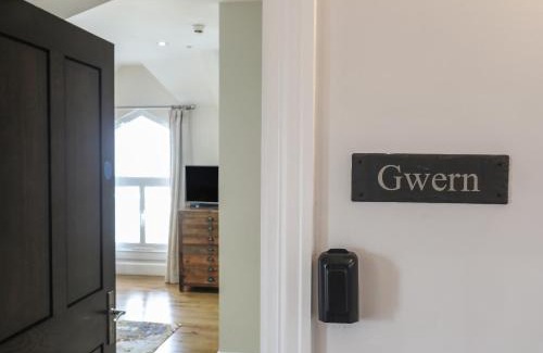 Harlech House | Harlech Apartments - Gwern