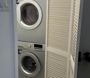 Kingston Apartment | Harloes Suites - Kingston - Free Parking and Pool