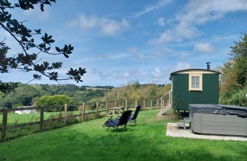 Bude Apartment | Harmony Hut Hot Tub 2 miles from beach,in rural setting Bude Cornwall