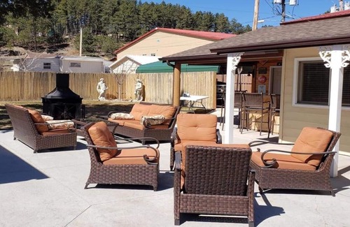 Hill City Hotel | Harney Peak Inn