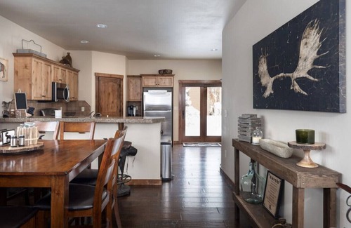 Victor House | Harris Hawk Cabin with AC and Hot Tub