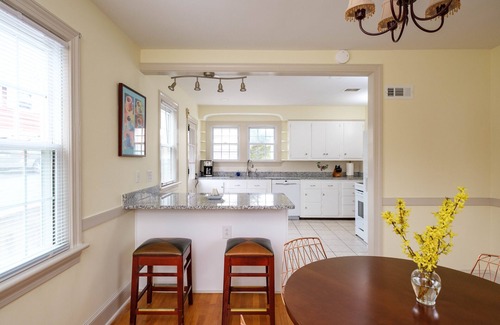 Harrisonburg House | Harrisonburg Home. Sleeps 6 + full kitchen + rec & yoga rooms! Walk to JMU.
