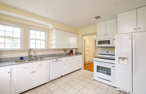 Harrisonburg House | Harrisonburg Home. Sleeps 6 + full kitchen + rec & yoga rooms! Walk to JMU.