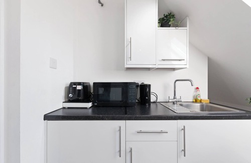 South Harrow Apartment | Harrow Haven Retreat - Modern City Apartment