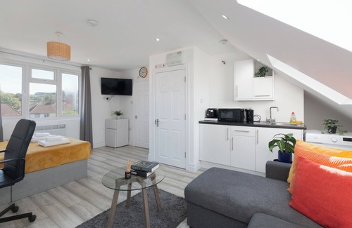 South Harrow Apartment | Harrow Haven Retreat - Modern City Apartment