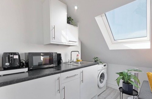 South Harrow Apartment | Harrow Haven Retreat - Modern City Apartment