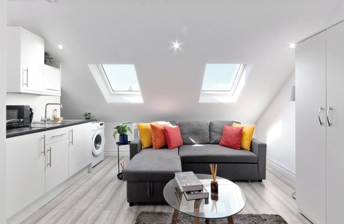 South Harrow Apartment | Harrow Haven Retreat - Modern City Apartment