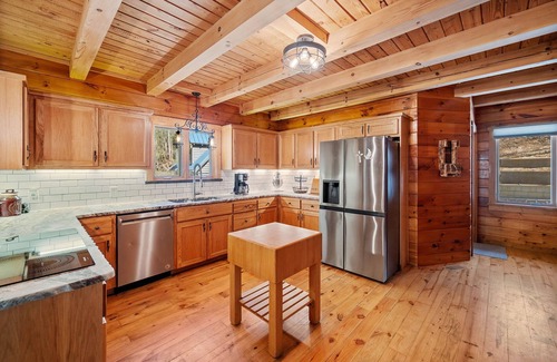 Waleska Cabin | Hart's Treehouse bring the whole family with tons of space