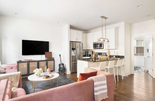 Chestnut Hill Cottage | Hart Suite 11 by Avantstay Gorgeous Town House w/Modern Amenities in Nashville!
