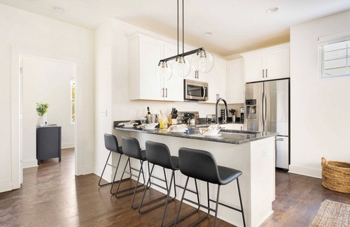 Chestnut Hill Cottage | Hart Suite 7 by Avantstay Gorgeous Town House w/Modern Amenities in Nashville!