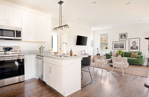 Chestnut Hill Apartment | Hart Suite 9 by AvantStay | Gorgeous Town House w/Modern Amenities!