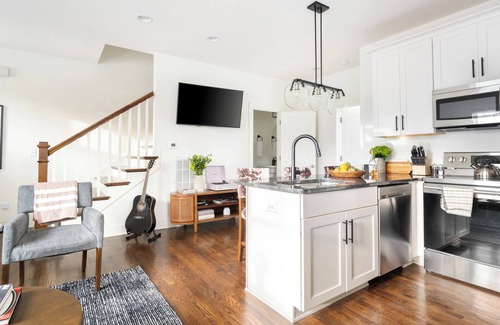 Chestnut Hill Apartment | Hart Suites by AvantStay – Stylish Townhome Near Downtown Nashville