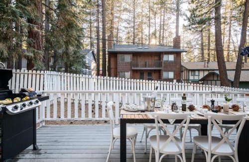 Summit Estates House | Hartwood by AvantStay Cozy Big Bear Abode w Spacious Deck Stone Fireplace