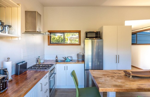 Onetangi Cottage | Harvest Cottage Onetangi - Peaceful 2-bedroom cottage with vineyard views and a paddock of grazing horses. 10-min walk to Onetangi Beach, close to top wineries and cafés. Two queen bedrooms, full kitchen, smart TV, heat pump, and sunny deck. Includes