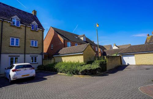 Witney House | Harvest Way House Shortlets