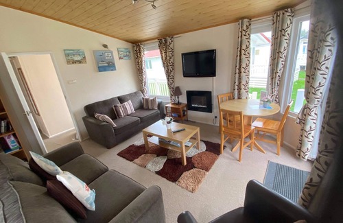 Bembridge Cabin | Harvey’s Hideaway Lodge - 6Berth(Superior), Child & Pet Friendly, Private Beach