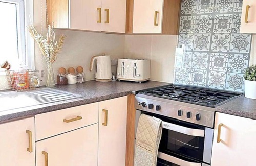 Harwich Apartment | Harwich - Caravan - Sleeps 10 - Garden - Pool