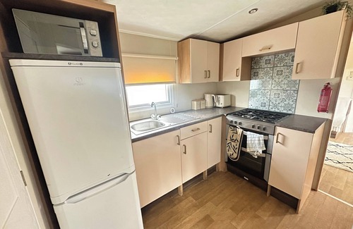 Harwich Apartment | Harwich - Caravan - Sleeps 10 - Garden - Pool
