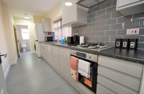 Coventry House | Hastings Manor - Free Netflix, Parking, WiFi & Private Garden