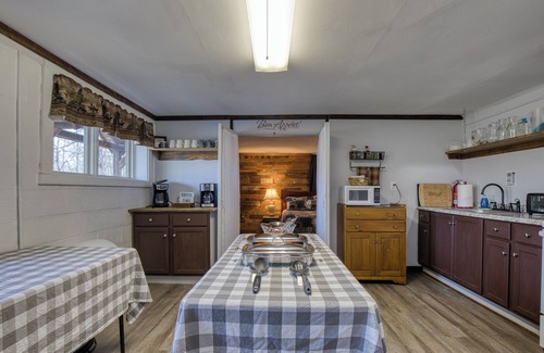 Bristol House | Hatch, 6bd/3ba, 2 kit, perfect for groups, 500ft of S. Holston River Frontage