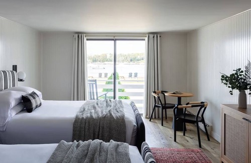 Ocean Point Hotel | Hatchard House Two-Bedroom Suite | Bluebird Ocean Point Inn | Private Beach