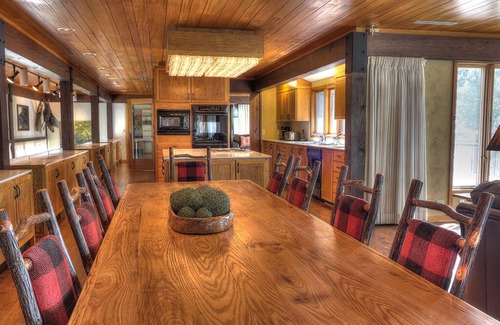Dandridge House | Hatties Lake Retreat: Beautiful Lakeside Retreat in Dandridge Tennessee.
