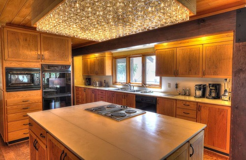 Dandridge House | Hatties Lake Retreat: Beautiful Lakeside Retreat in Dandridge Tennessee.