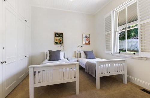 Leura House | Hatton Ville Fireplace Village 5 Minutes Gardens