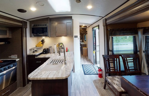 Navarre House | Haunted RV in the Cove. Total Halloween Theme. 7 miles to the Beach.