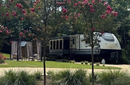 Navarre House | Haunted RV in the Cove. Total Halloween Theme. 7 miles to the Beach.