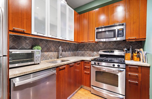 The Heights Condo | Haüs of Bliss: A Luxe, 2- Story Condo w/Hottub 20min from Manhattan & Metlife
