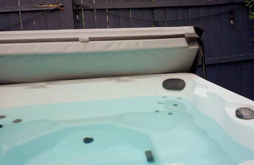 The Heights Condo | Haüs of Bliss: A Luxe, 2- Story Condo w/Hottub 20min from Manhattan & Metlife