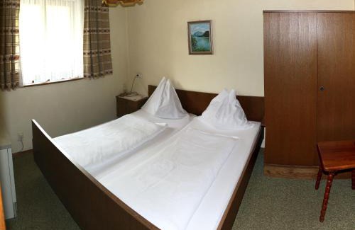Nussdorf am Attersee House | Haus Rosenauer Zimmer & Ferienwohnungen