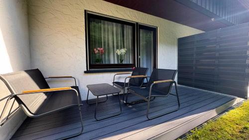 Schonach im Schwarzwald Bed & Breakfast | Haus Schanzenblick Gästezimmer 7 mit Bad und Terrasse
